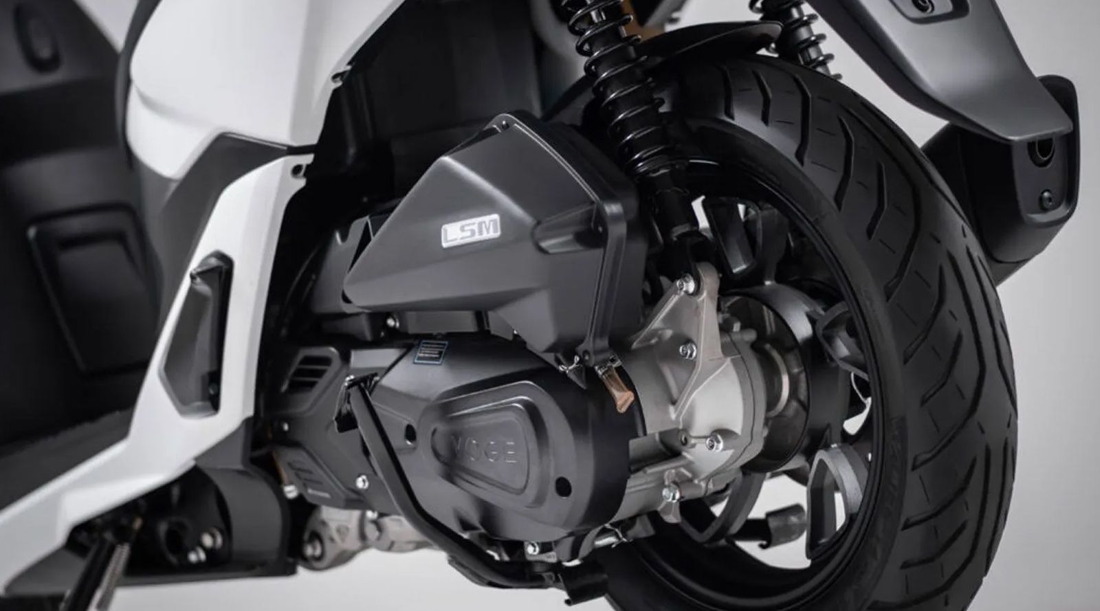 Ο υγρόψυκτος κινητήρας των 125cc αποδίδει 11,6 ίππους και 11 Nm ροπής, προσφέροντας ζωντανή απόκριση και ομαλή λειτουργία, με χαμηλή κατανάλωση καυσίμ